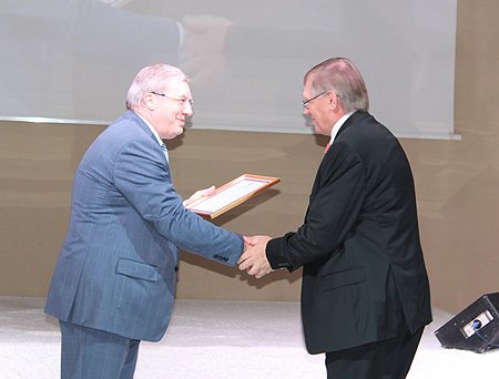 Виктор Толоконский вручил благодарственные письма полномочного представителя Президента РФ в СФО