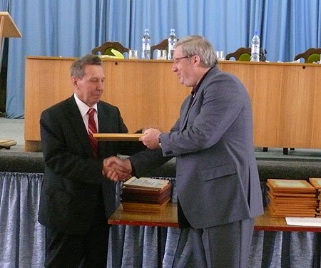 Виктор Толоконский вручил благодарственные письма полномочного представителя Президента РФ в СФО