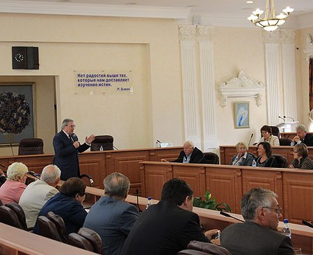 В ходе встречи с руководителями профессиональных союзов социальной сферы, членами Общественной палаты Иркутской области