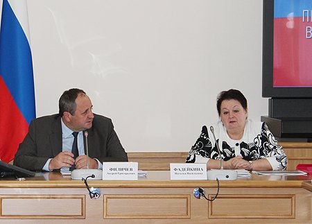 Заместитель полномочного представителя Андрей Филичев и руководитель экспертной группы,  ректор Сибирской академии финансов и банковского дела Наталья Фадейкина