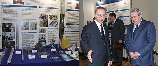 Перед началом совещания полпред осмотрел выставку продукции сибирских предприятий Топливной компании ТВЭЛ