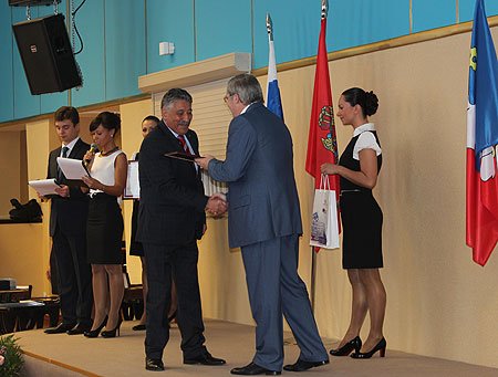 Виктор Толоконский вручил государственные награды работникам предприятий и учреждений города