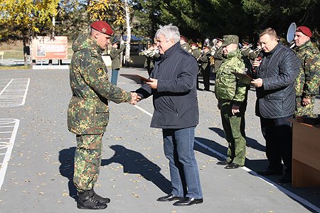 Николай Рогожкин вручил военнослужащим отрядов спецназа благодарственные письма полномочного представителя