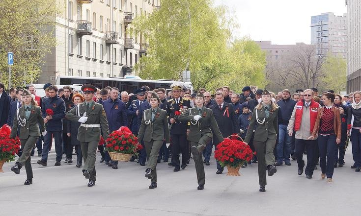 Возложение_цветов_к_бюсту_Покрышкина