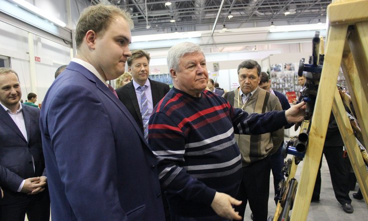 Во время осмотра экспозиций выставок в МВК «Новосибирск Экспоцентр»