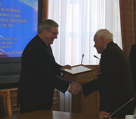 Виктор Толоконский вручил благодарственные письма Полномочного представителя Президента РФ в СФО