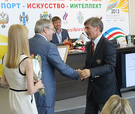 Виктор Толоконский вручил благодарственные письма полномочного представителя