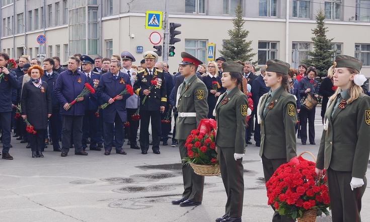 Возложение_цветов_к_бюсту_Покрышкина