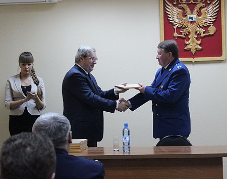 Виктор Толоконский вручил благодарственные письма полномочного представителя