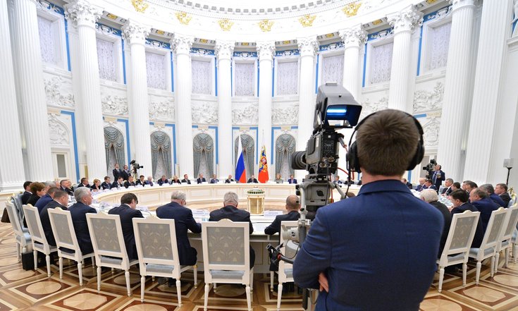 В ходе заседания (фото пресс-службы Президента России)