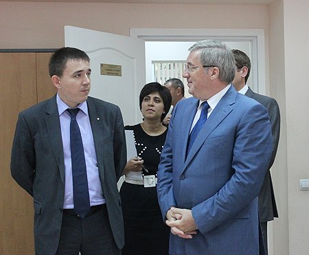 Перед началом встречи полномочный представитель ознакомился с работой Городского центра развития предпринимательства
