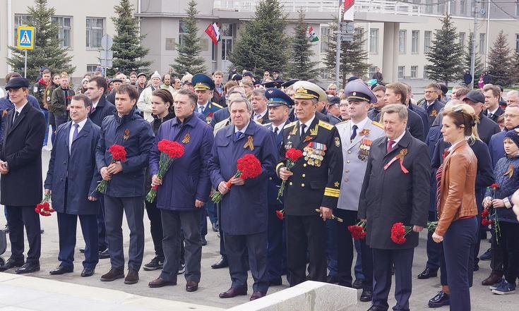 Возложение_цветов_к_бюсту_Покрышкина
