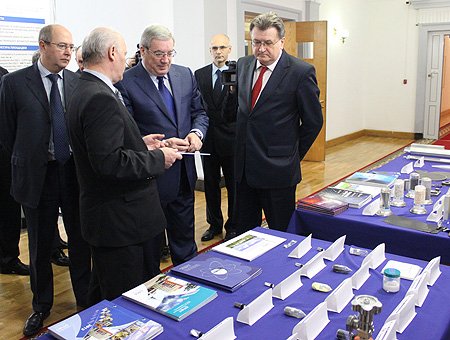 Виктор Толоконский и президент ОАО «ТВЭЛ» Юрий Оленин (справа)