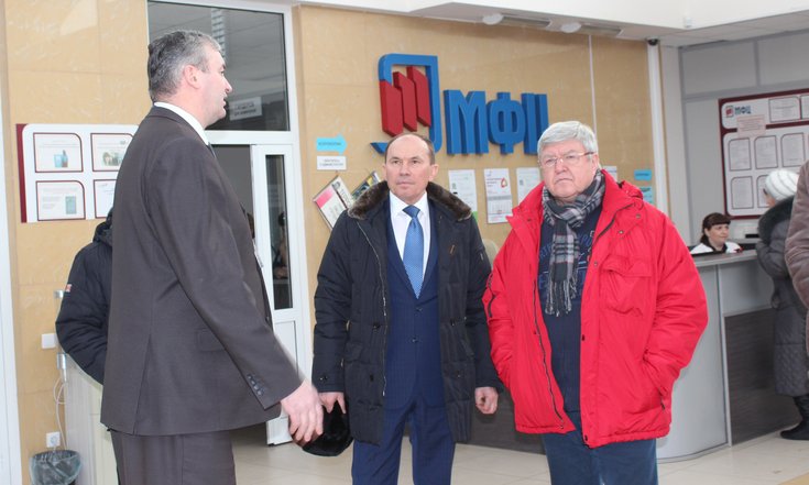 Николай Рогожкин ознакомился с деятельностью Многофункционального центра Маслянинского района. Филиал работает с 2012 года, в настоящее время действуют удаленные рабочие места в четырех селах муниципального образования. Функционирует мобильный офис, который обслуживает Маслянинский и Черепановский районы.