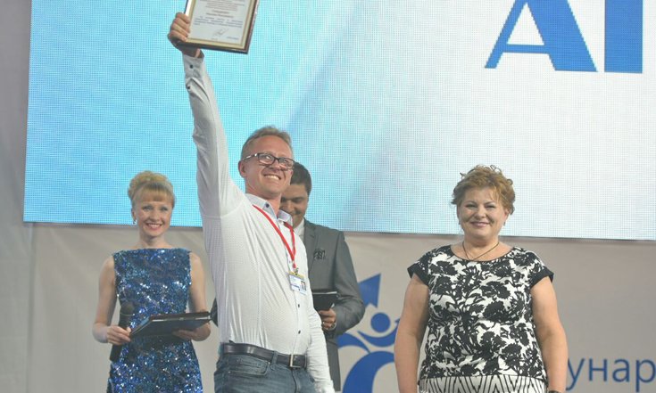 Любовь Бурда вручила участникам благодарственные письма полпреда Президента РФ в СФО