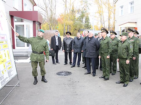 Во время осмотра служебных и жилых объектов военного городка