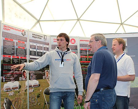 Полномочному представителю провели экскурсию по площадкам ТИМ «Бирюса», в частности, полпред осмотрел экспо-центр и выставку лагеря