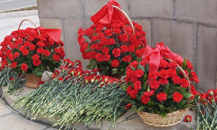Возложение_цветов_к_бюсту_Покрышкина