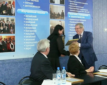 Виктор Толоконский вручил преподавателям СИМОиР благодарственные письма полномочного представителя Президента РФ в СФО