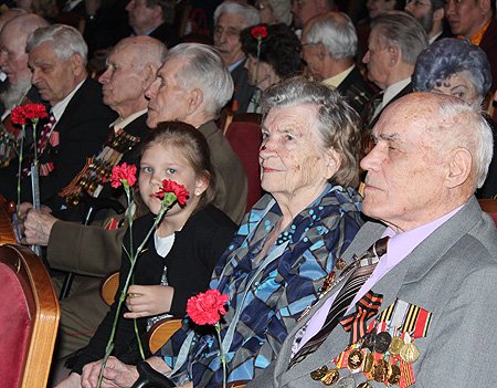 Сейчас в зале герои-победители, которые спасли мир от фашистской чумы, люди, которые дали нашему Отечеству свободу и мир, возможность счастливого будущего  – полномочный представитель