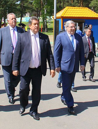 Виктор Толоконский и глава г. Прокопьевск Валерий Гаранин (на переднем плане)