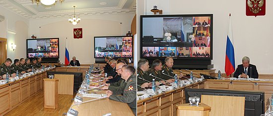 Во время совещания