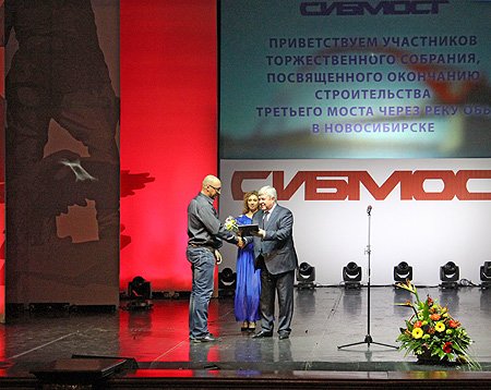 Николай Рогожкин вручил создателям Бугринского  моста благодарственные письма полномочного представителя