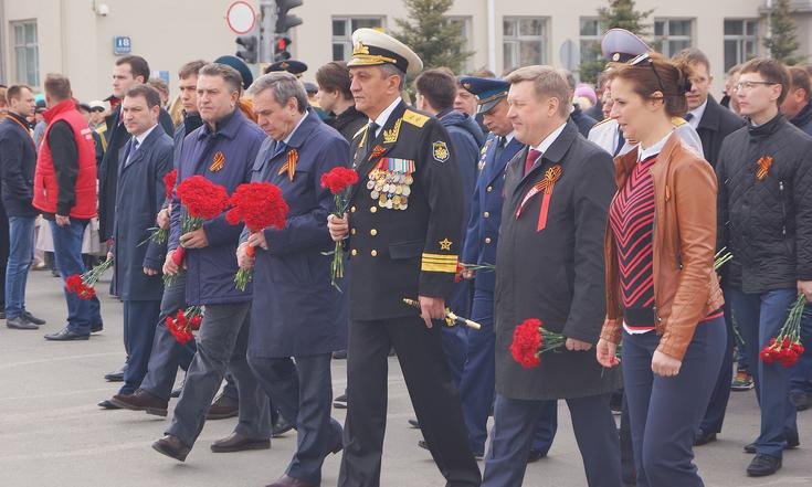 Возложение_цветов_к_бюсту_Покрышкина