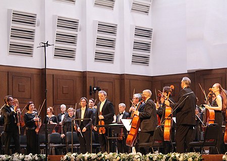 Фестиваль стартовал концертом Новосибирского академического симфонического оркестра под управлением всемирно известного дирижера Кента Нагано