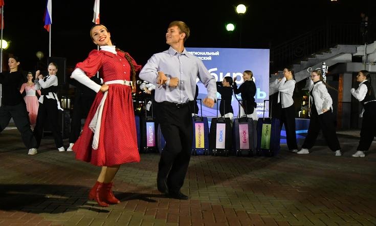 Лучшие творческие коллективы Омской области провожали гостей в путешествие по Сибири торжественной программой