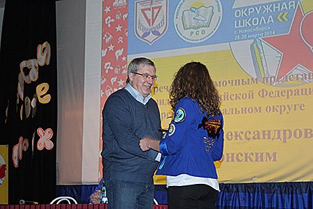 Виктор Толоконский вручил благодарственные письма руководителям  студенческих отрядов Сибири