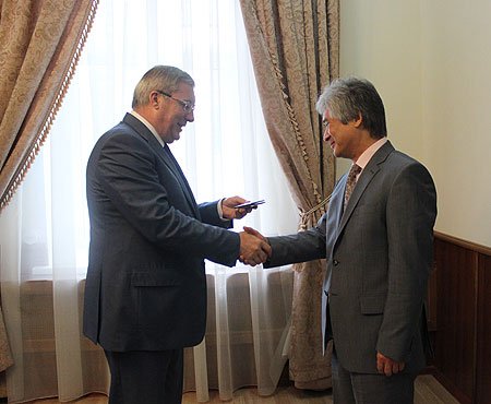 Кроме того, Виктор Толоконский вручил удостоверение Председателю Арбитражного суда Алтайского края Виктору Огаю