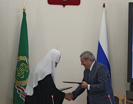 Подписанное соглашение, в частности, предусматривает содействие укреплению в обществе духовно-нравственных, семейных, культурных и патриотических ценностей