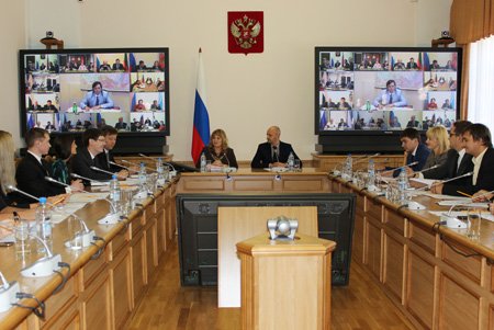 Молодежная политика остаётся приоритетом деятельности аппарата полпреда – Любовь Бурда