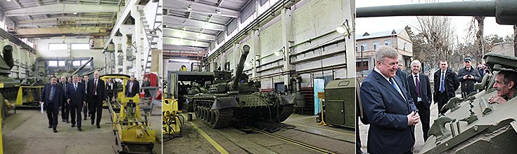 Во время посещения бронетанкового завода. На фото справа - с водителем танка Т-34, восстановленного к Юбилею Победы