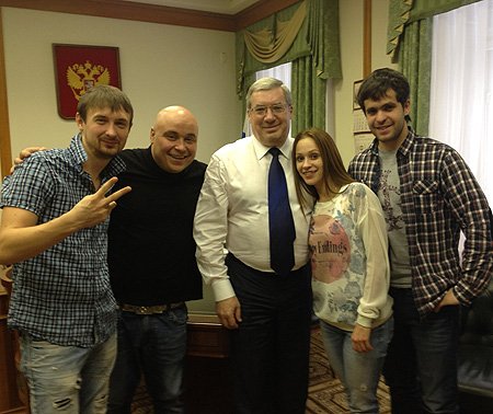 В ходе встречи, слева направо: Александр Волокитин (участник хора), Доминик Джокер (наставник хора), Виктор Толоконский, Екатерина Кокорина (участник хора), Александр Рухадзе (участник хора)