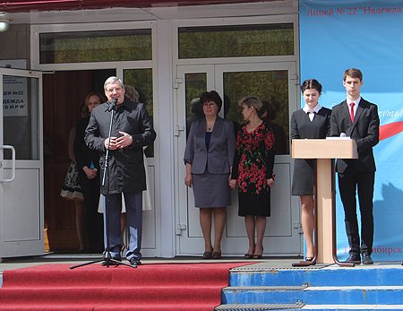 Полномочный представитель поздравил с окончанием школы выпускников Лицея № 22 «Надежда Сибири»