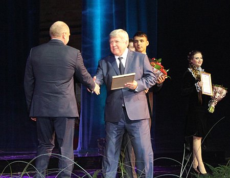 Николай Рогожкин вручил благодарственные письма полномочного представителя