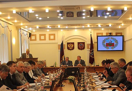 Виктор Толоконский призвал администрацию края «обратить внимание на ряд задач, которые нужно решать, не дожидаясь решения системных проблем»