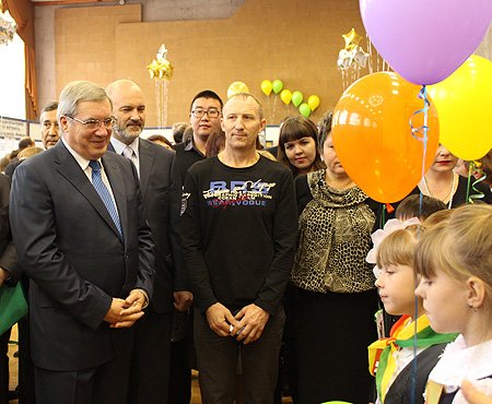 Перед началом деловой программы Гражданского форума полпред осмотрел экспозицию выставки-презентации некоммерческих организаций, инициативных групп граждан