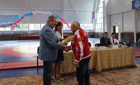 Виктор Толоконский вручил благодарственные письма полномочного представителя РФ в СФО