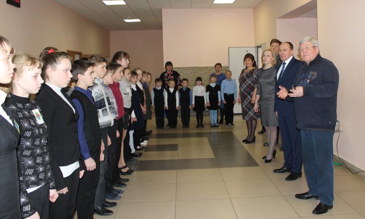 Полномочный представитель посетил среднюю общеобразовательную школу в с. Большой Изырак. Новое здание учебного учреждения, построенное в 2011 году, рассчитано на 130 человек, сейчас количество учащихся – 95. Школа оснащена современным мультимедийным оборудованием.