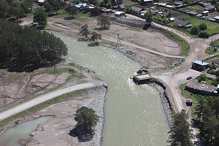 Разрушенный мост в Чемальском районе Республики Алтай