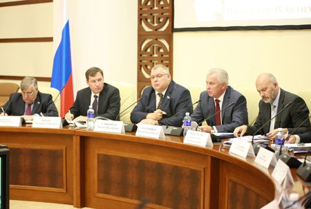 Участники форума «Байкальский диалог» обсуждают вопросы развития территорий Байкальского региона. Фото пресс-службы правительства Республики Бурятия