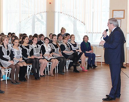 Выпускные испытания в школе должны более содержательными, считает полпред