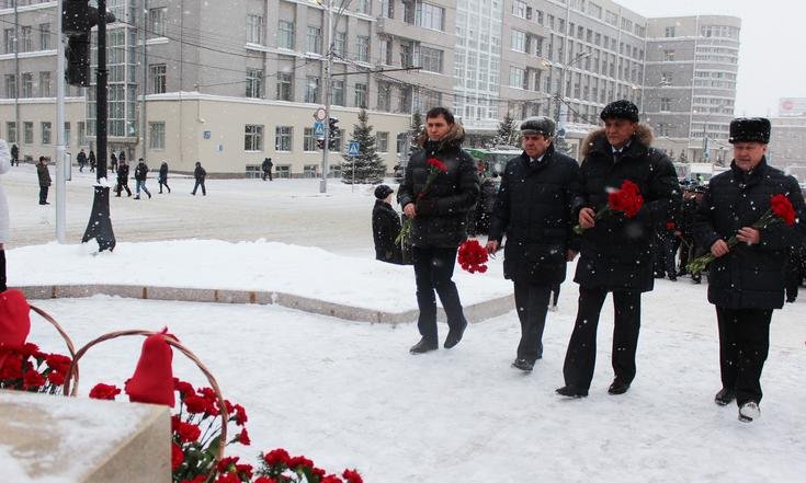 Возложение цветов к бюсту лётчика, трижды Героя Советского Союза, маршала авиации А.И.Покрышкина